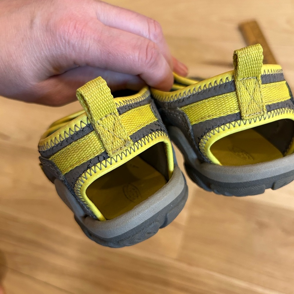 Keens sandals size 12 youth. Gender neutral - Picture 5 of 6